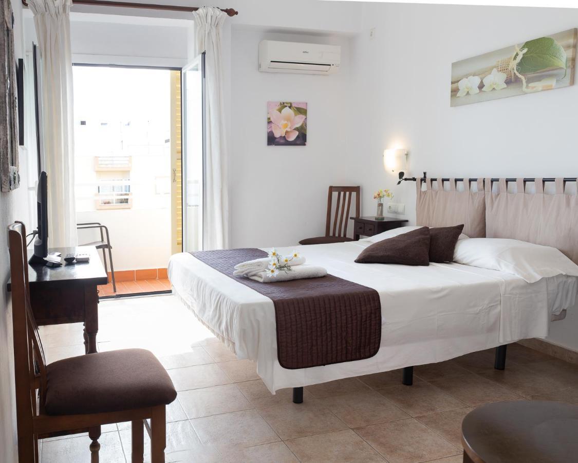Hostal Yebisah Santa Eularia des Riu Exterior photo