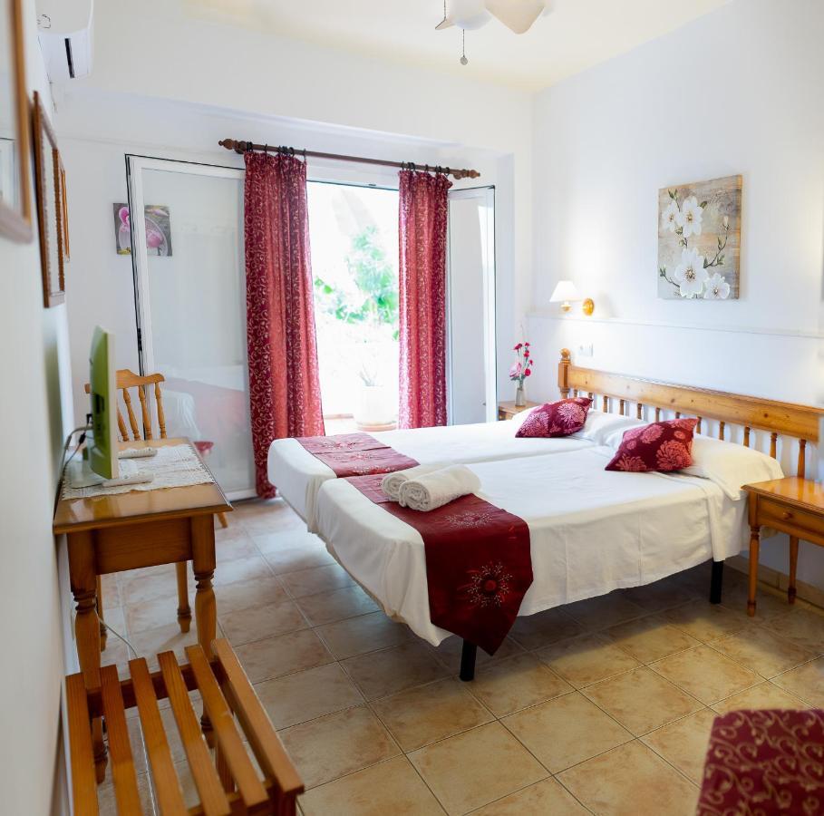 Hostal Yebisah Santa Eularia des Riu Exterior photo