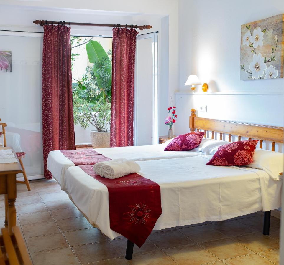 Hostal Yebisah Santa Eularia des Riu Exterior photo