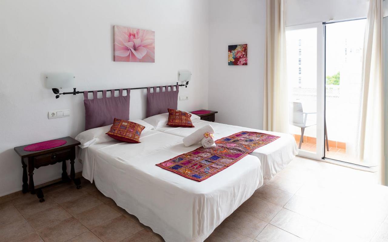 Hostal Yebisah Santa Eularia des Riu Exterior photo
