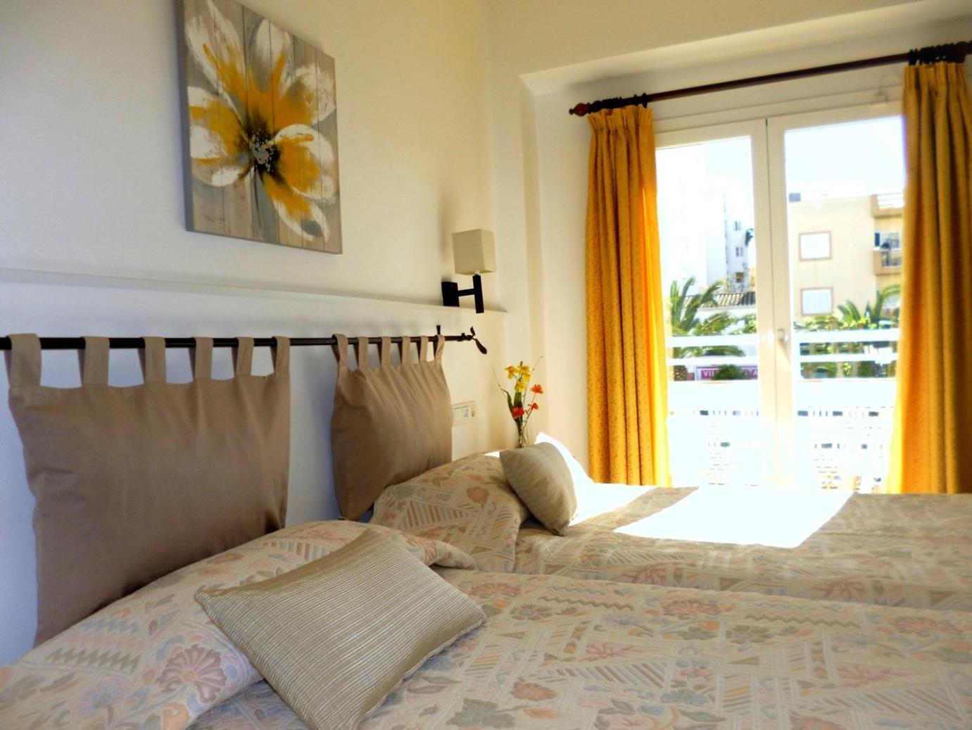 Hostal Yebisah Santa Eularia des Riu Exterior photo