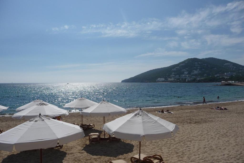 Hostal Yebisah Santa Eularia des Riu Exterior photo