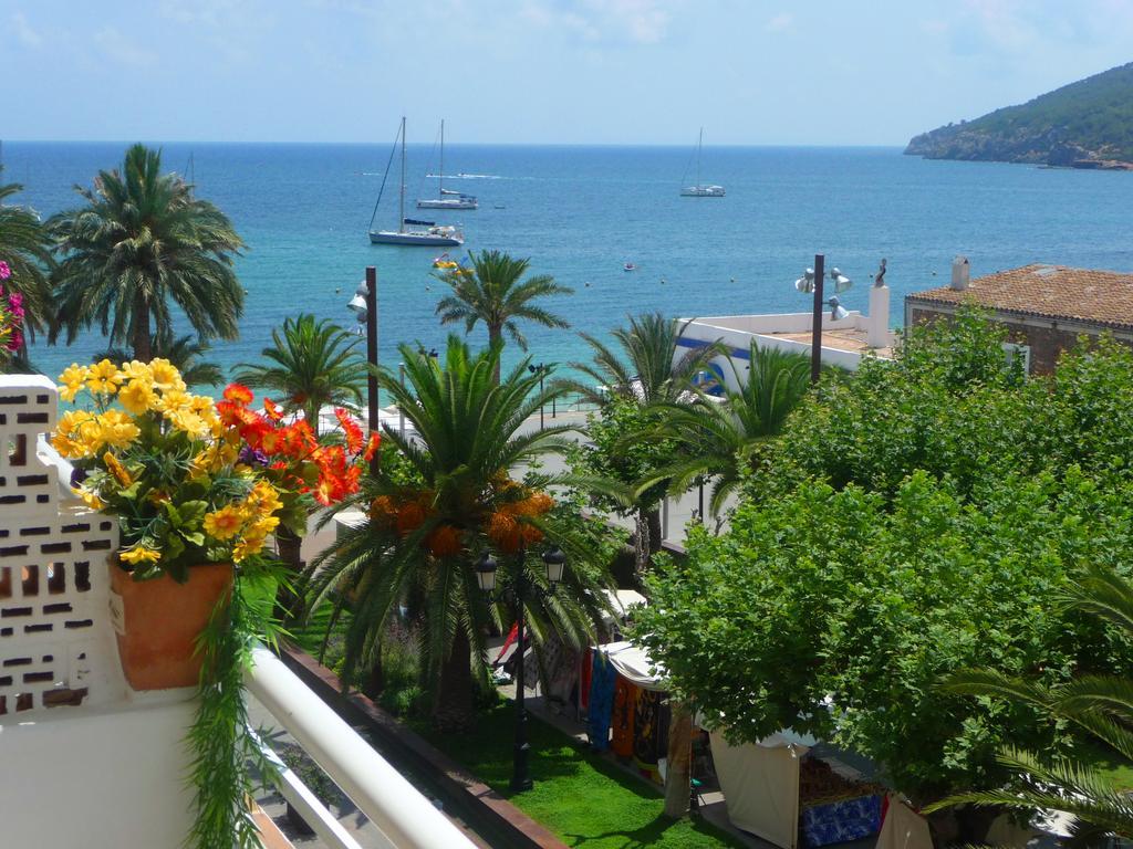 Hostal Yebisah Santa Eularia des Riu Exterior photo