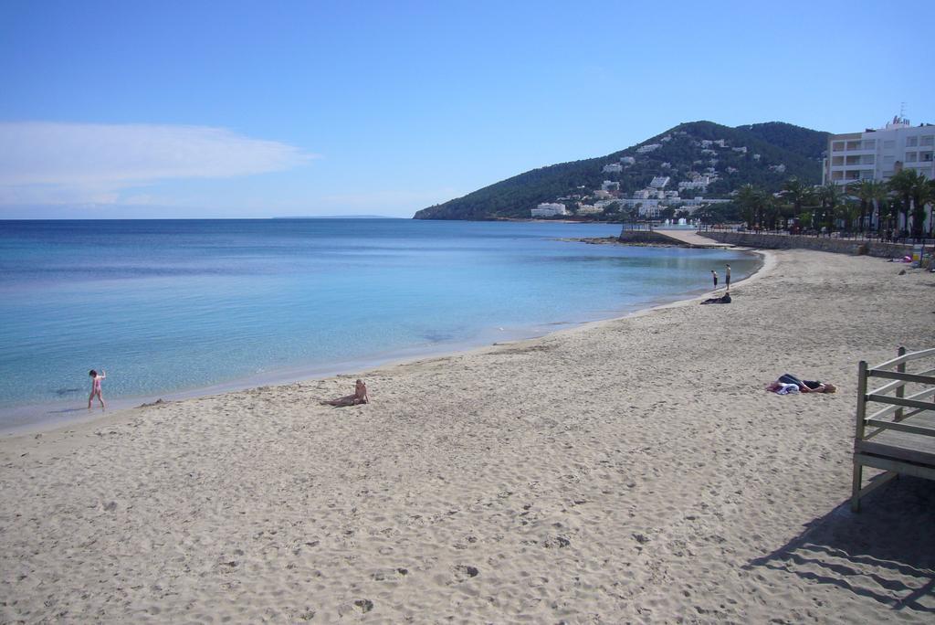 Hostal Yebisah Santa Eularia des Riu Exterior photo