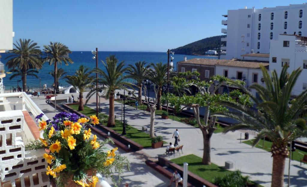 Hostal Yebisah Santa Eularia des Riu Exterior photo