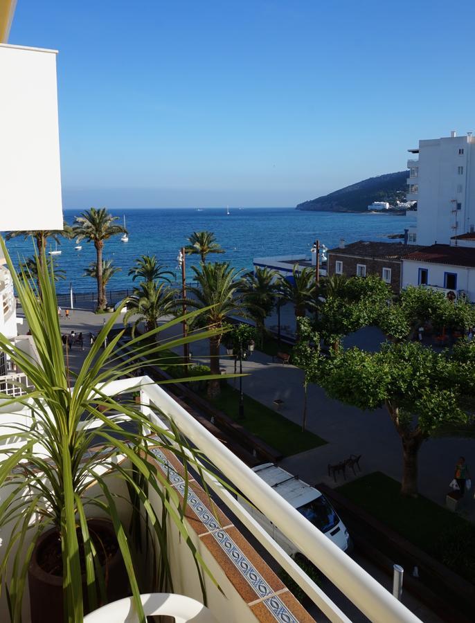Hostal Yebisah Santa Eularia des Riu Exterior photo